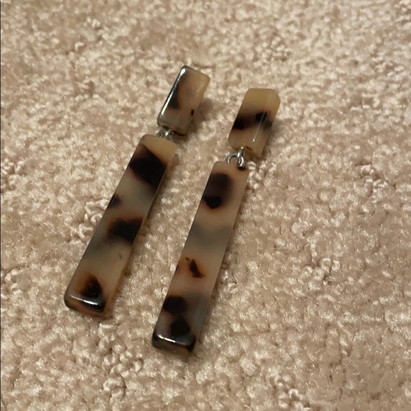 Tortoise Stud Earrings - Picture 2 of 4